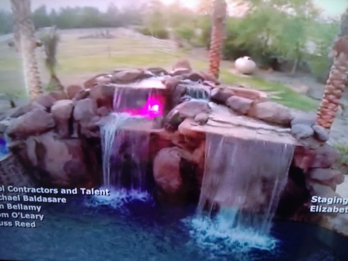 repolete's tweet image. Luces led, churrasqueiro para facer a romeria de santa Minia, campo de golf, gruta jacuzzi e aqua park, ter cartos é unha desfeita #PoolKings