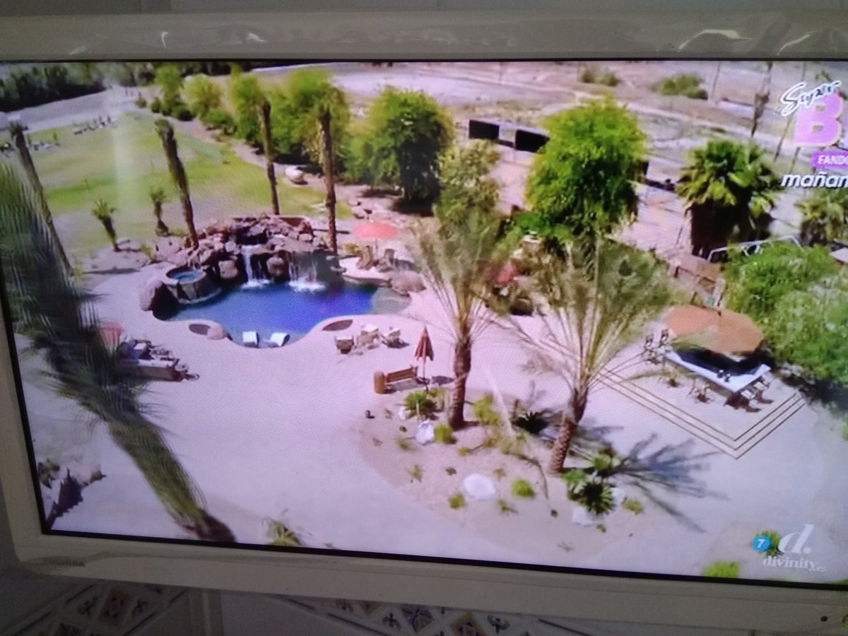 repolete's tweet image. Luces led, churrasqueiro para facer a romeria de santa Minia, campo de golf, gruta jacuzzi e aqua park, ter cartos é unha desfeita #PoolKings