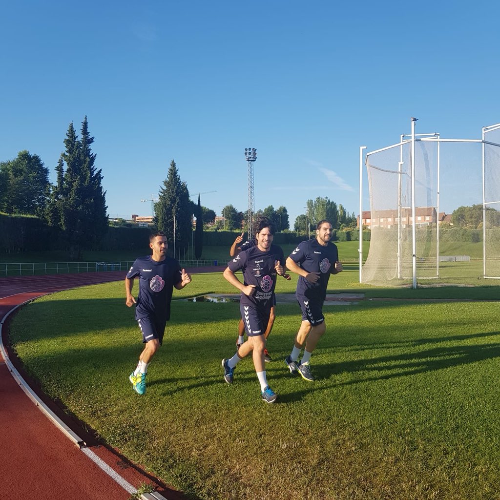 ¡Vuelta al trabajo! ¡Los #teamhummel de <a href="/balonmanoASOBAL/">インドネシア</a> se preparan para la temporada 18/19!

🏋🏻‍♂️ <a href="/BMGranollers/">BM Granollers</a>
📸 <a href="/bmSinfin/">Blendio Sinfín Santander</a>
🤝 <a href="/BMCdadEncantada/">REBI Balonmano Cuenca 🌪️</a> 
🏃🏻‍♂️ <a href="/bmguadalajara/">SANICENTRO BM Guadalajara</a>