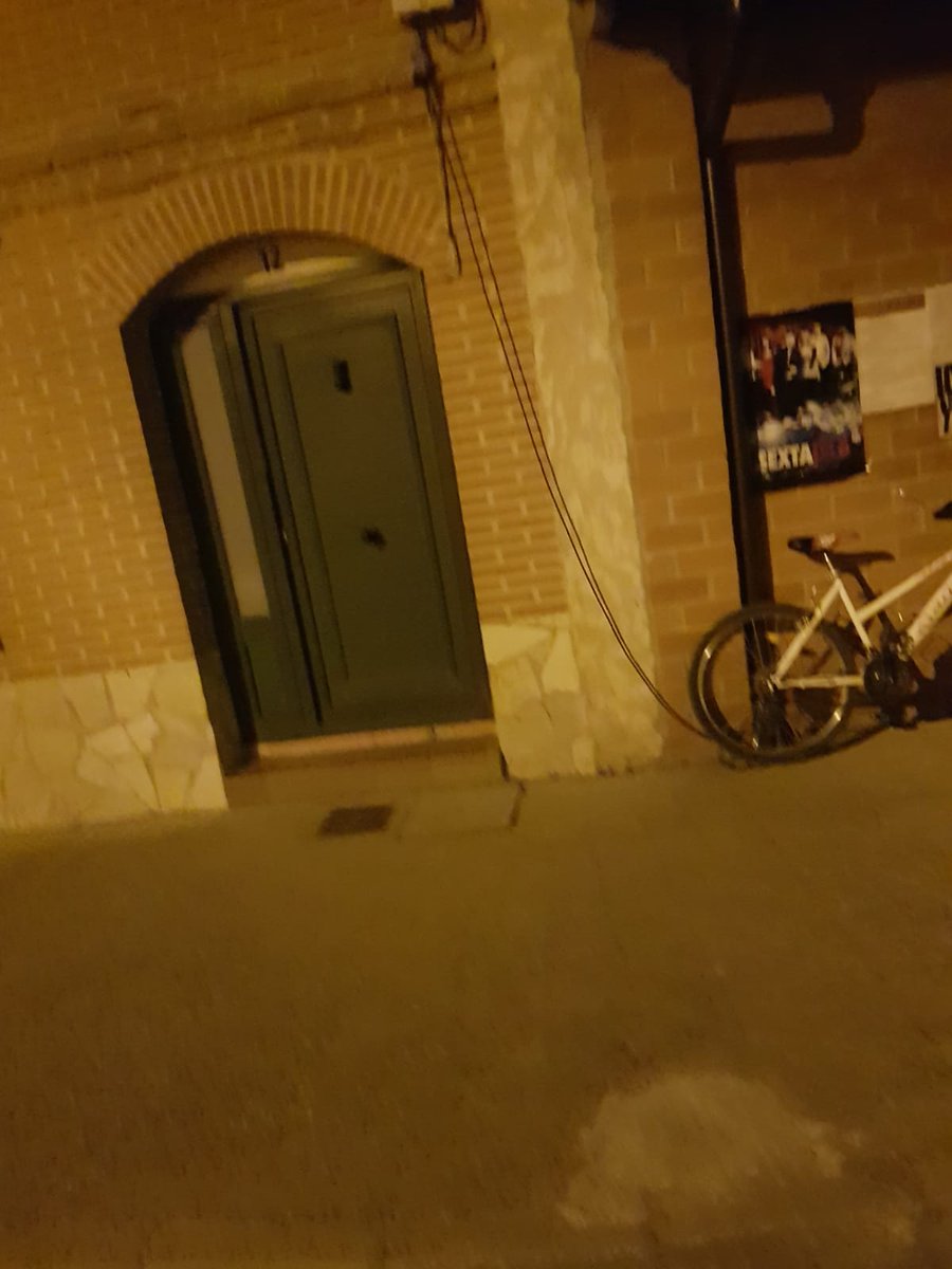 Poetajuan8a's tweet photo. @TuIberdrola Enganche ilegal en galleguillos de campos. En la calle fray Luis de San José, la junta vecinal ha realizado un enganche para uso de un local como cine. El dinero de los contribuyentes para caprichos de veraneantes https://t.co/yondWSBYej