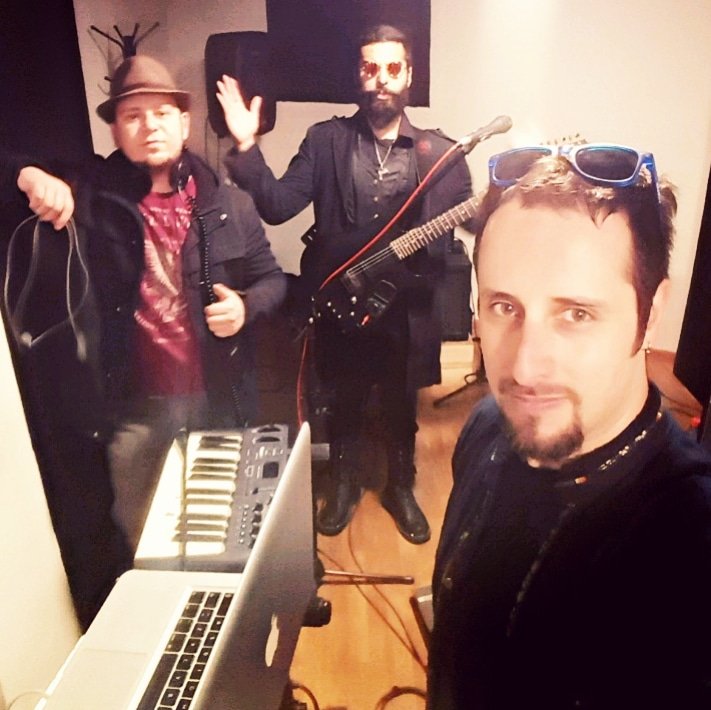 ChrisAnich's tweet photo. Ya queda menos para mi presentación junto a mis amigos de @johnkarpuler en el @cculturalgm de #VillaAlemana. El viernes 24 a las 19:00 horas, me presentaré en este recinto durante la promoción de mi segundo sencillo #Tomarcontrol.
#synthpop #músicachilena #synthesizers https://t.co/SF8r9pNCYm