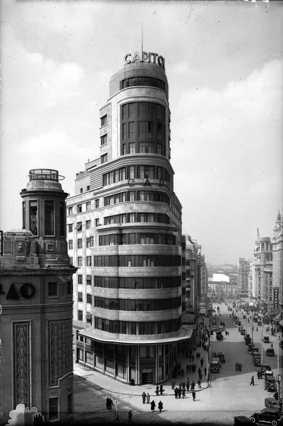 gatopormadrid's tweet photo. El Edificio Capitol de Madrid es uno de sus símbolos más importantes. Aquí podéis verlo en 1934. https://t.co/98fy7TpI5i