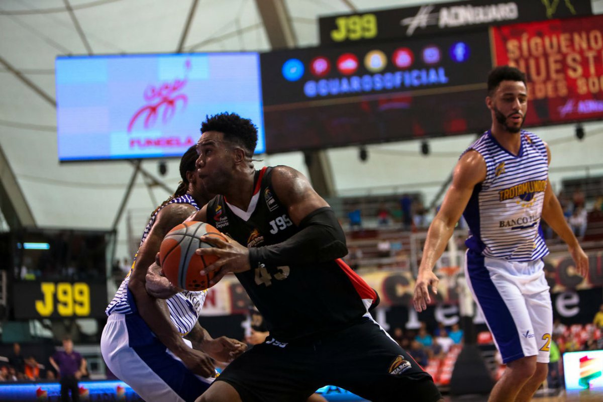 guaropelao1's tweet photo. La #Bestia Nestor Colmenarez  de @GuarosOficial ha dictado cátedra de buen baloncesto en la #LPB2018 #ADNGuaro #BaulGuaro 👇👇👇 https://t.co/KSE2PuhhxN