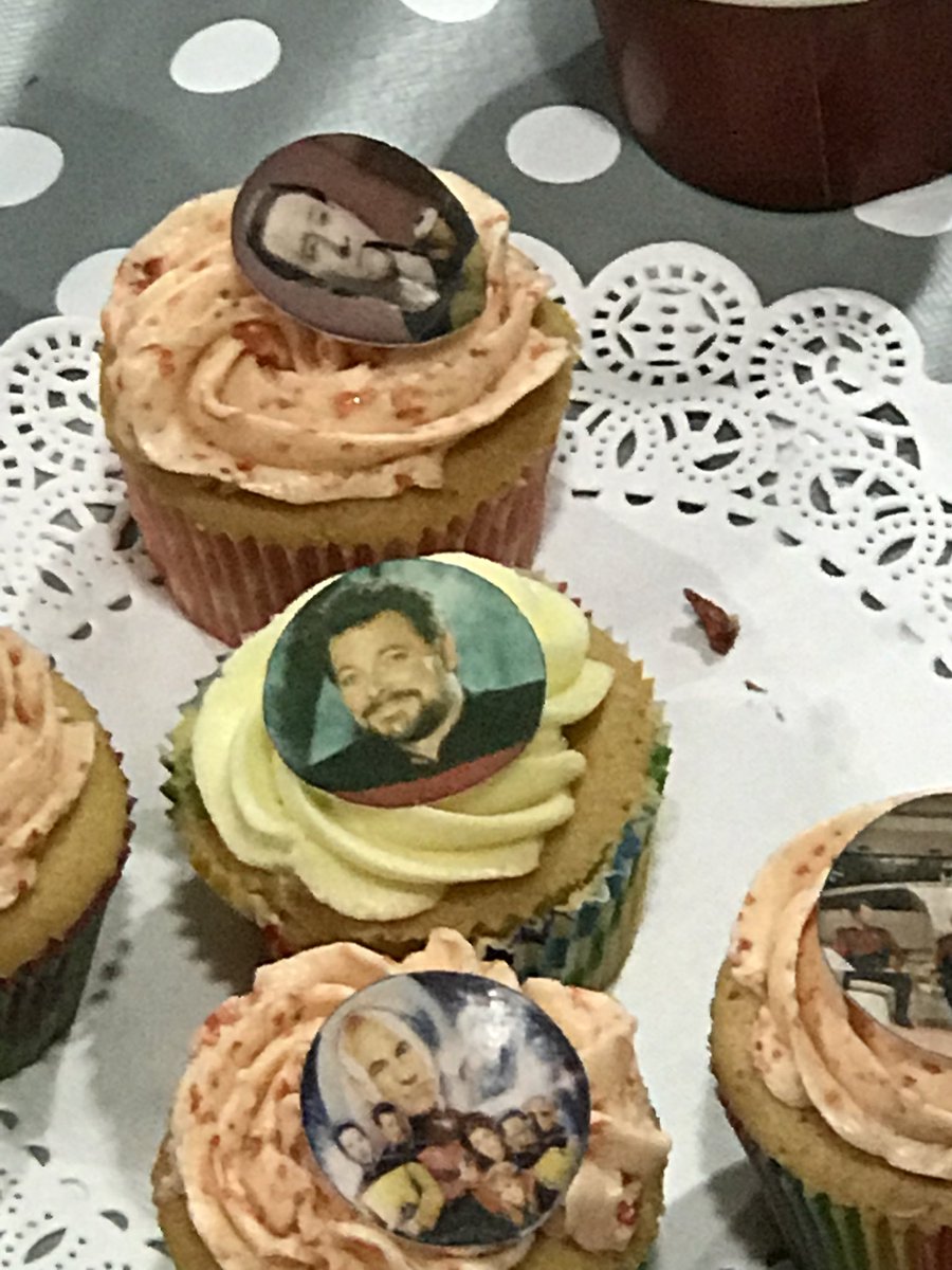 IAmBampfMan's tweet photo. #fromecomiccon2018 #FrakesCakes https://t.co/dcQtaS1uud
