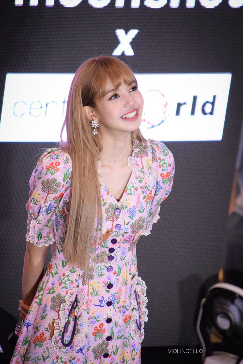 Lisa at Moonshot fansign event in Bangkok

📹fan taken: violincello_

#moonshotTHxLISA
#BLACKPINK #블랙핑크 
#Lisa #리사