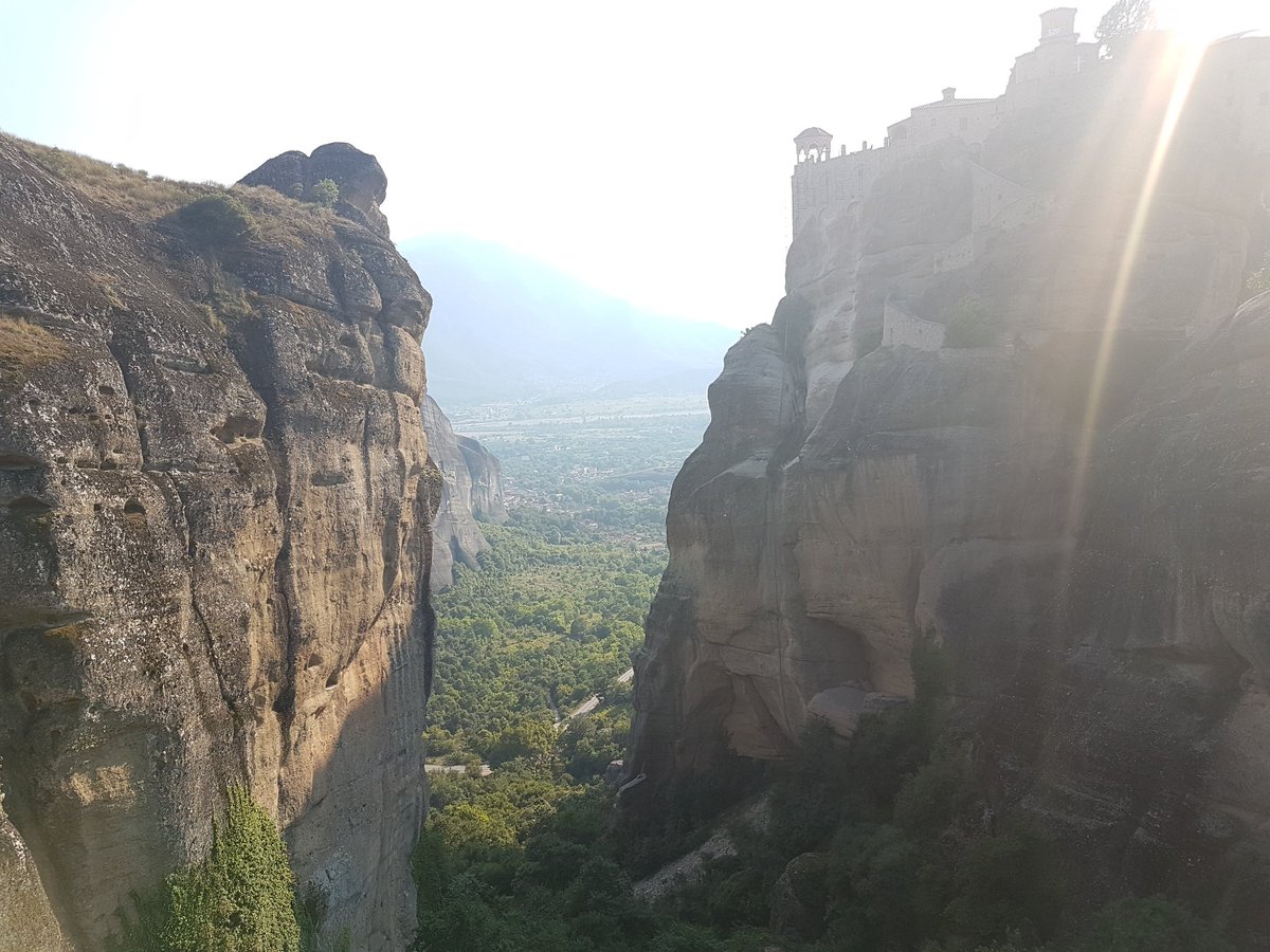 CastelRaid36's tweet image. Jour 10-11-12 : Grèce 🇬🇷
Passage sur le pont du Peloponèse, visite d'Athènes (Acropole, Parthénon...), du stade Olympique, du Monastère de Hosios Loukas et de Meteora, piliers rocheux de 300m de haut qui selon les écrits, ont été envoyés par Dieu pour prier plus près du ciel 🌠