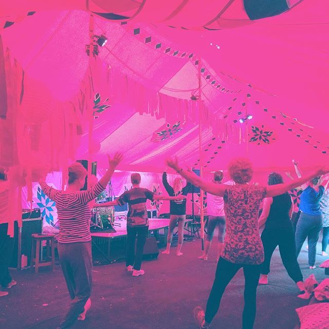 A beautiful start to Sunday with Qi Gong in Parkside. So relaxing, rain on the roof of the tent, chilled sounds, slow flowing movement, easy deep breath.... Happy Sunday all ✌🏼
.
.
.
.
.
#vfringe18 #qigong #pureislandhappiness #ventnorfringe #ventnor #isleofwight #sundaymorn…