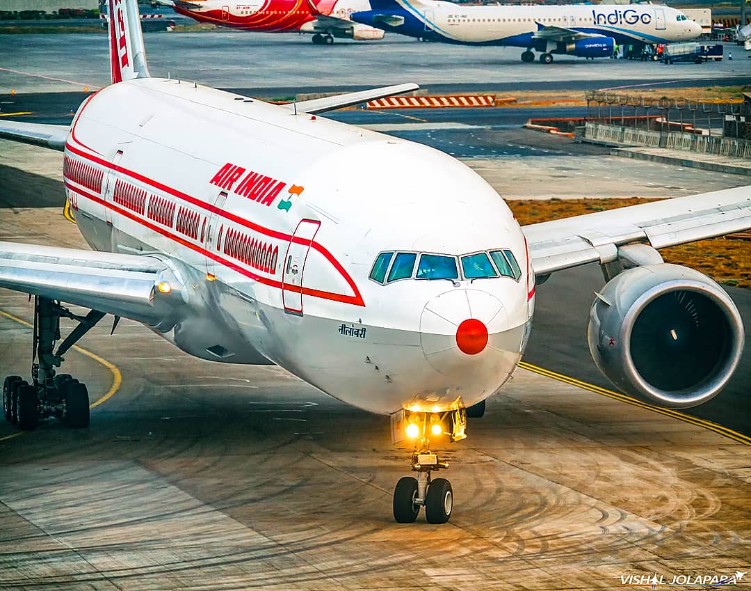 April 2008: In my opinion, the legacy @AirIndiain livery looked absolutely GORGEOUS on the 777s.

Here you can see ex-United Boeing 77E ‘Neelambari’ VT-AIJ taxiing out at the crack of dawn.
Instagram.com/p/BmX5rW5glQ0/ #airindia #boeing777