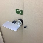 これならスマホを忘れることが無いかも!サービスエリアのトイレの内カギがグッドデザインすぎる!