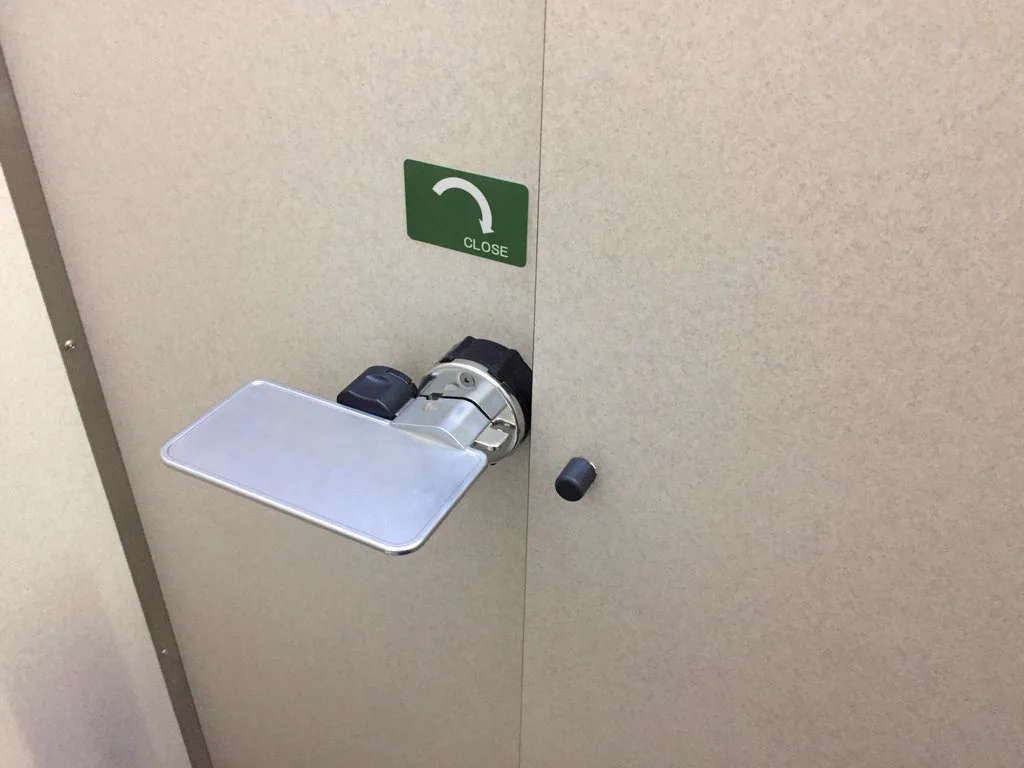 これならスマホを忘れることが無いかも！サービスエリアのトイレの内カギがグッドデザインすぎる！