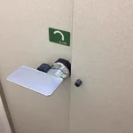 これならスマホを忘れることが無いかも!サービスエリアのトイレの内カギがグッドデザインすぎる!
