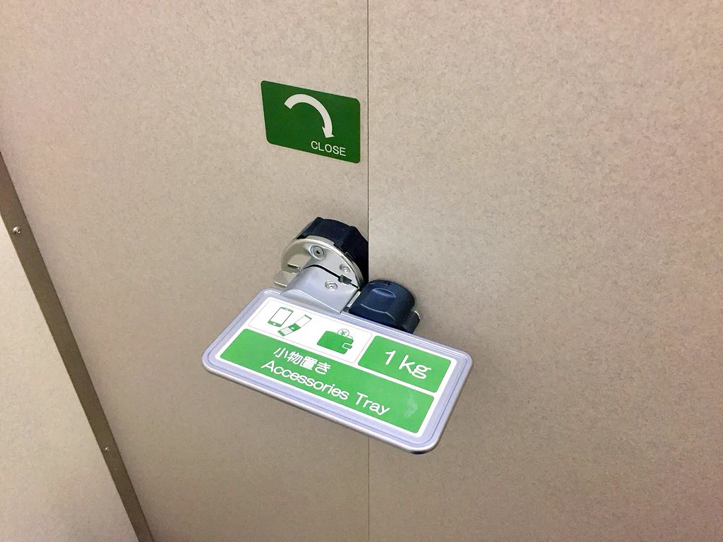 これならスマホを忘れることが無いかも！サービスエリアのトイレの内カギがグッドデザインすぎる！