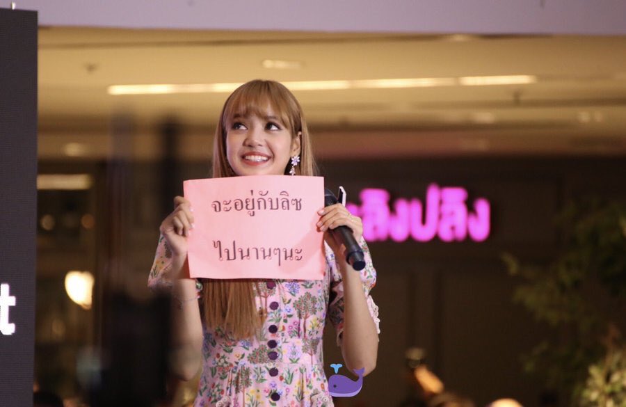 Mew_CG's tweet photo. ดูรูปนี้แล้วจะร้องไห้ตามแย้ววว เป็นป้ายโปรเจคที่เป็น “ภาษาไทย” ให้ศิลปินของเกาหลี ที่เป็น”คนไทย” ที่อ่านไทยได้และเข้าใจความหมายของมันจริงๆ ฮือออออ 🙈🙈🙈🙈💖💖💖 #MoonshotTHxLisa #moonshotthailand #Lisa #BLACKPINK #WelcomHomeLisa #리사 #블랙핑크 https://t.co/H1JRHC8mMG