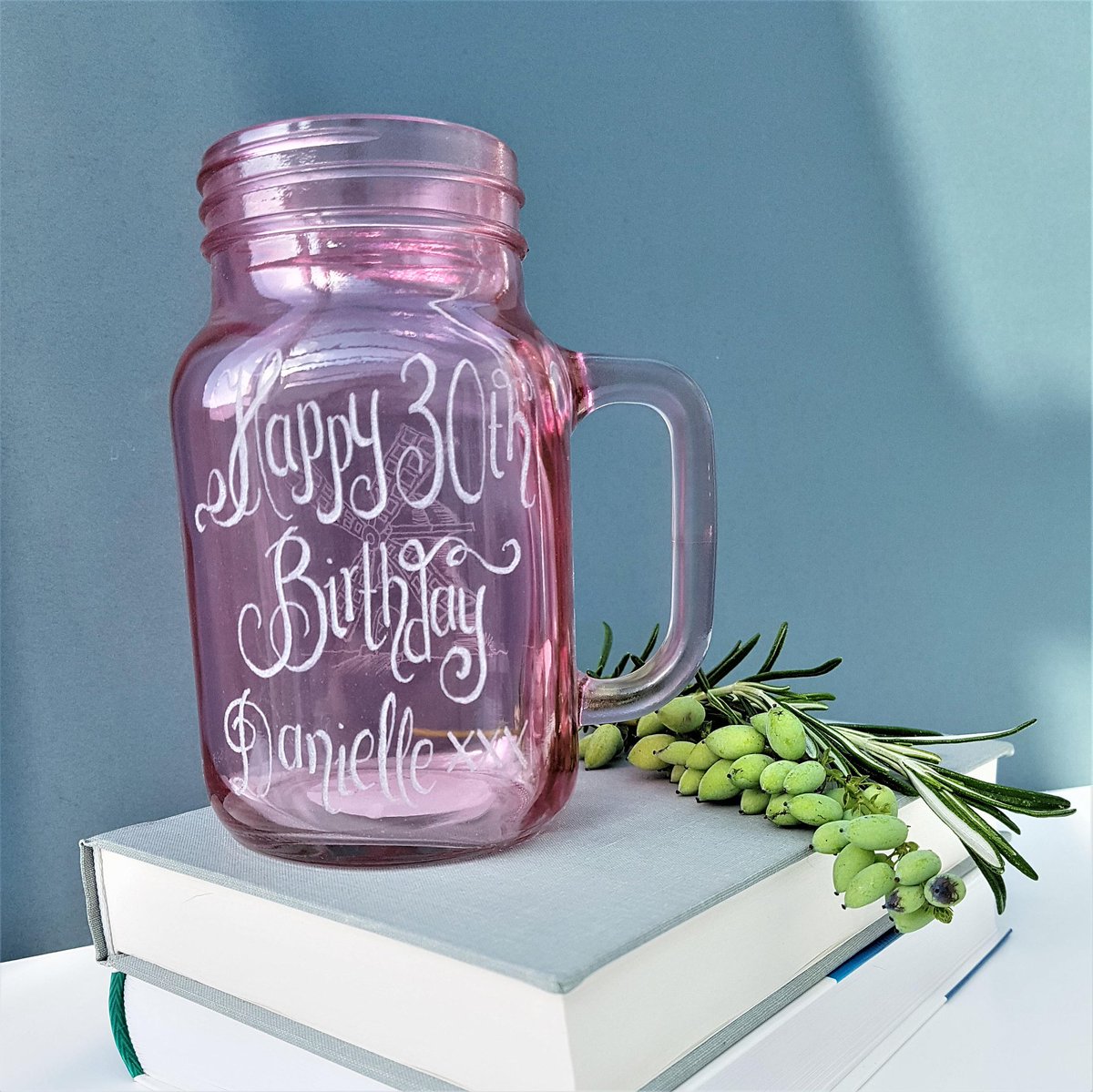CoveCalligraphy's tweet image. We just sold one of these as a Flowergirl gift, 60% off too!! #etsy shop: Personalised Mason Jar #masonjarmug #customengravedgift #personalisedgifts #rusticweddings #icedteaglass #flowergirl #bridesmaid #bffgift etsy.me/2MAZu8H