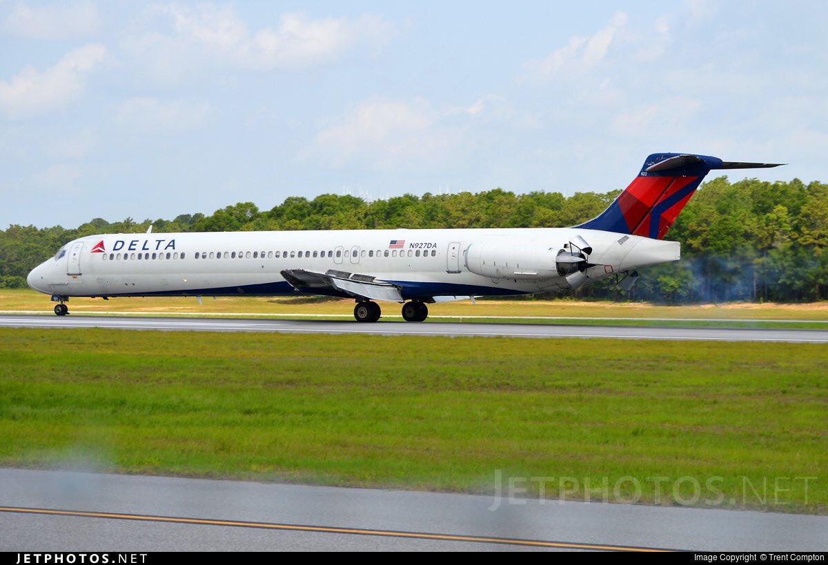 إلغاء  اليوم طائرة دلتا الأمريكية من طراز MD-88  وتسجيل N927DA بعد ٣٠ سنه
