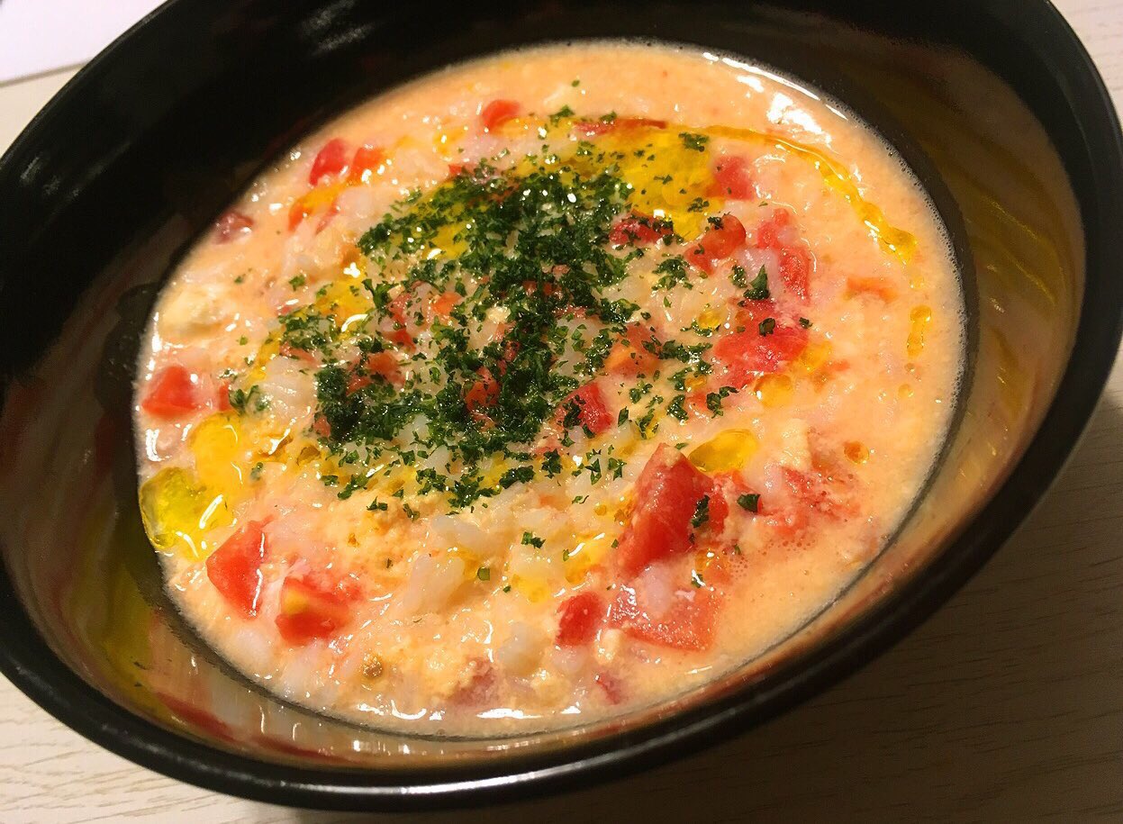 リュウジ 料理のおにいさんバズレシピ レンジで作るトマゴ雑炊 洒落で作ったんですが なんか申し訳ないほどに楽で旨かったです 耐熱容器にご飯180g 水140cc トマト半個 卵一個 塩少々 白だし大さじ2入れ良く混ぜふわっとラップし