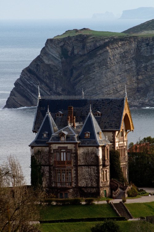 RiotMamba99's tweet photo. Tierra de azul y verde, arena y salitre, historia y gastronomía, cultura e idioma. Lo mejorcito del Norte, lo mejorcito de España. Feliz #DíadeCantabria nada de banderas polacas,  labaru y punto ✊🔝😍 https://t.co/bWsFnRwmrx