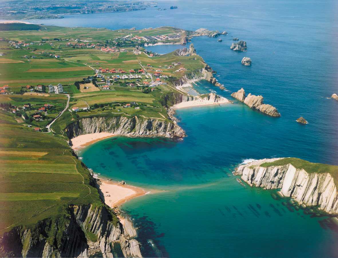 RiotMamba99's tweet photo. Tierra de azul y verde, arena y salitre, historia y gastronomía, cultura e idioma. Lo mejorcito del Norte, lo mejorcito de España. Feliz #DíadeCantabria nada de banderas polacas,  labaru y punto ✊🔝😍 https://t.co/bWsFnRwmrx