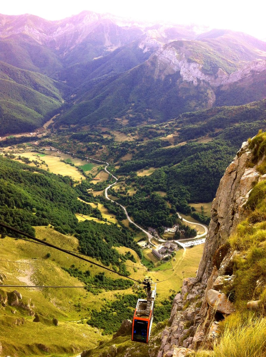 RiotMamba99's tweet photo. Tierra de azul y verde, arena y salitre, historia y gastronomía, cultura e idioma. Lo mejorcito del Norte, lo mejorcito de España. Feliz #DíadeCantabria nada de banderas polacas,  labaru y punto ✊🔝😍 https://t.co/bWsFnRwmrx