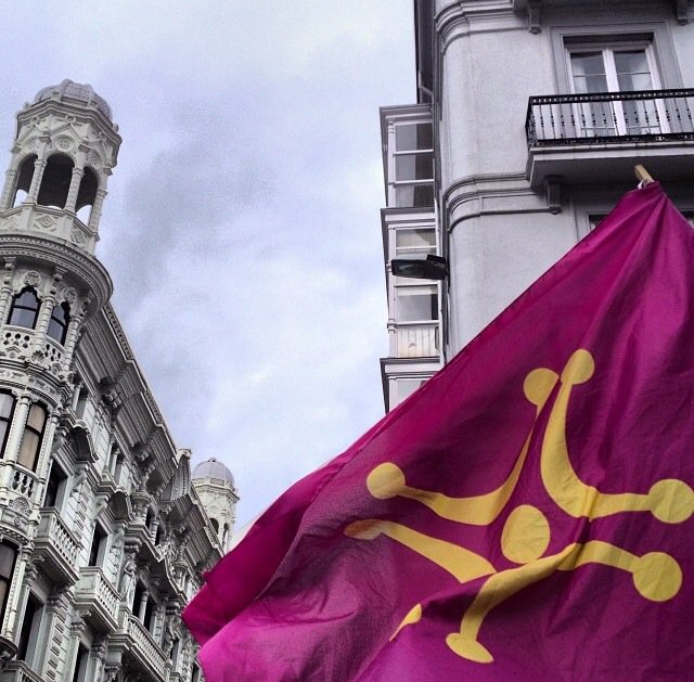 Tierra de azul y verde, arena y salitre, historia y gastronomía, cultura e idioma. Lo mejorcito del Norte, lo mejorcito de España. Feliz #DíadeCantabria nada de banderas polacas,  labaru y punto ✊🔝😍