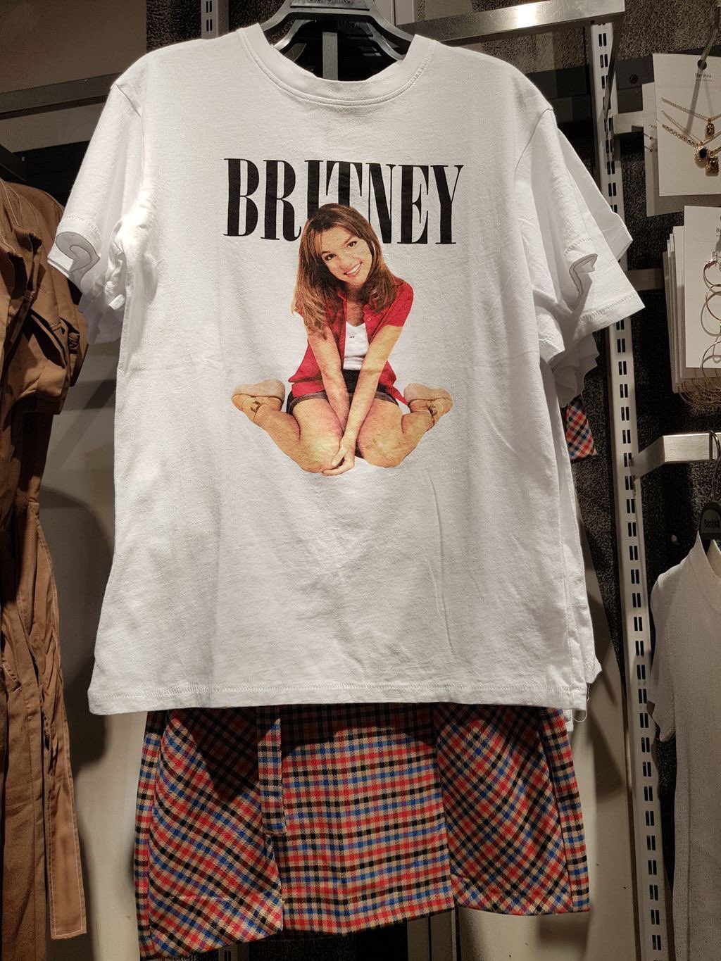 Indirecto paciente exageración 🎄꧁☆☬๖ۣۜViͥckͣyͫ☬☆꧂🎄 on Twitter: "Necesito esta camiseta del @Bershka  @Bershka_ES osea YA!! @britneyspears #BritneyForever #BritneySpears  #ItsBritneyBitch #Bershka https://t.co/fjBOrGJMkt" / Twitter