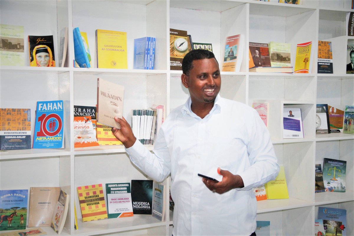 ceelhuuronline's tweet photo. Wasiir ku xigeenka Dhalinyarada iyo Ciyaaraha @GaImudug Abshir Sheikhow oo aqrinaya Buugga HILAADIN, oo uu qoray #BashiirMXersi
#MaktabaddaCadaado
#AdadoIsReading https://t.co/nPAnmL491G