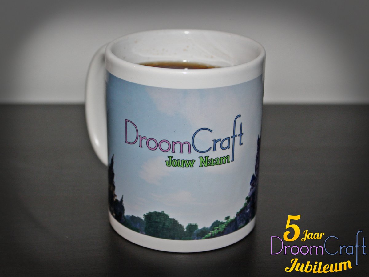 DroomCraft's tweet image. Wil jij ook zo'n mok met je eigen naam erop? Of iets anders? Bekijk nu onze exclusieve producten in de webshop: droomcraft.nl/merchandise. Let op: alleen te bestellen in augustus! ☕✨