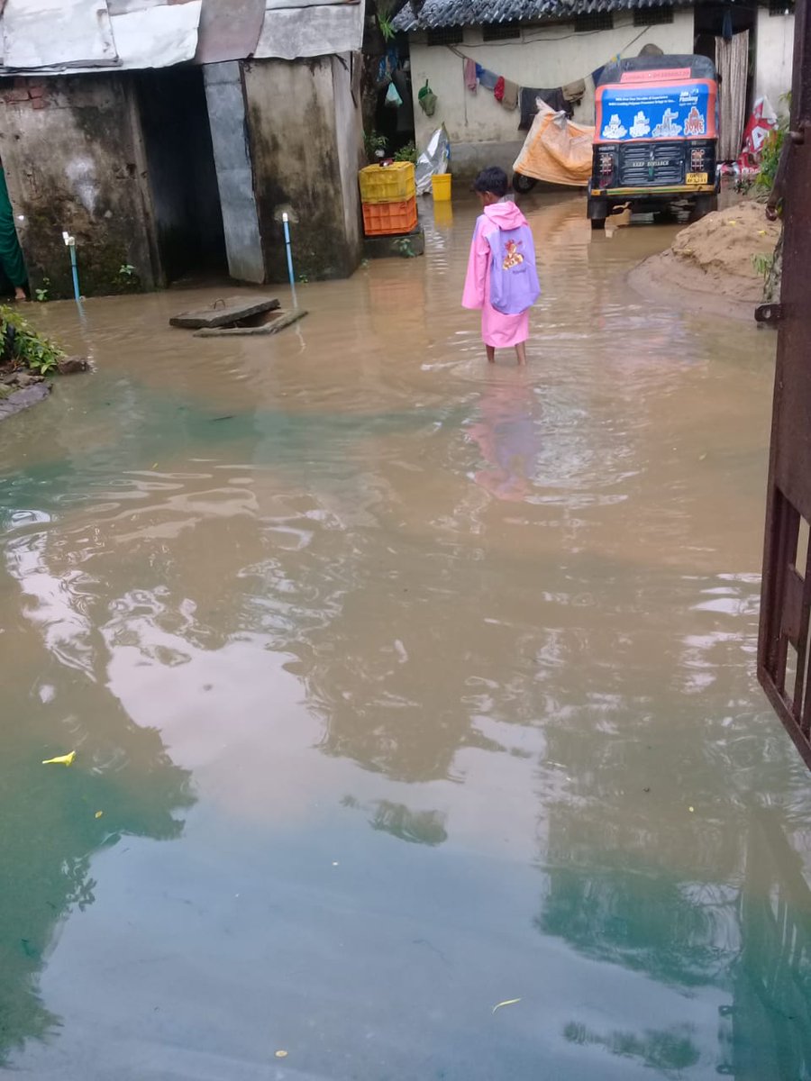 dharitri's tweet photo. The rains flooded Nilakantha Nagar basti in Bhubaneswar. @humarabachpan children during their weekly meeting decided to request the corporator to built a wall to stop water from flooding their slum. Children will do a community resilient plan and submit it to@bmcbbsr #cities4kids https://t.co/f4v8RzwDbf