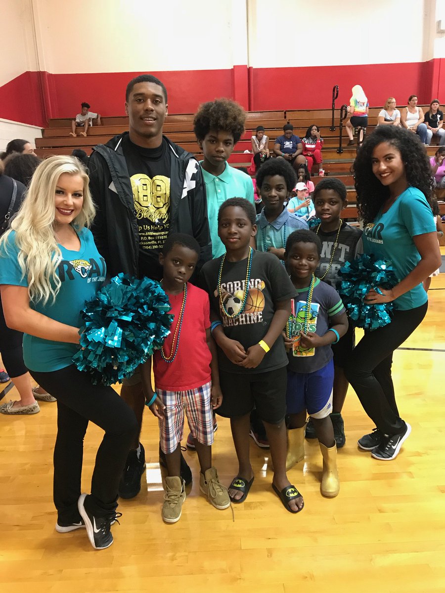 Yesterday <a href="/Air4Cole/">Keelan Cole ❗</a> threw a back-to-school bash for over 200 kids.

Kids received backpacks and school supplies to get them ready for the new year.