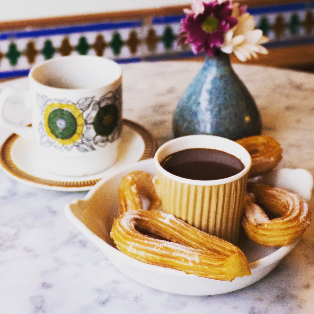 Feeling a touch sleepy this Sunday? Churros, chocolate and coffee will soon sort that out. 🍫☕