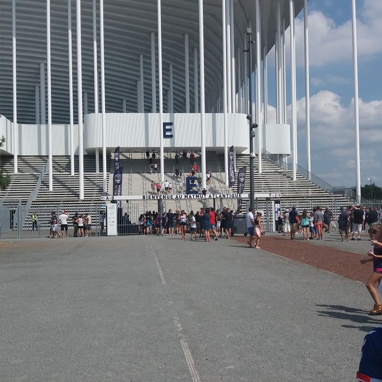 En place pour la reprise de la L1.
Vraiment un beau stade mais dommage que l'affluence y soit si faible. #livercs #FCGBRCSA #GénérationRacing