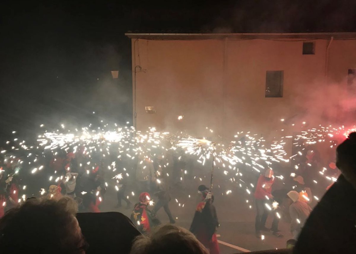 AjuntamentSeva's tweet photo. 🎉 Quin gran dia vam viure aquest dissabte durant la @FestaMajorSeva amb el correfoc a càrrec del grup de diables Foc i Flama i la Nit de Concert Jove amb Gertrudis! #FMSeva18
 👉 Consulta el programa: https://t.co/kKP4PLodlK https://t.co/IDtHYQ2bHB