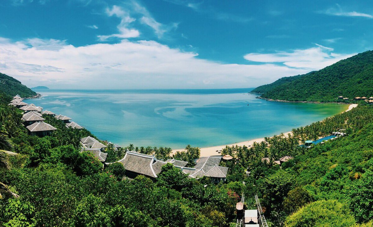 Intimately secluded in the heart of the mythical Son Tra Peninsula, infused with natural and cultural beauty, the #InterContinentalDanang lets you isolate from the world and tune into simple luxury!

📷: ma_palces
danang.intercontinental.com