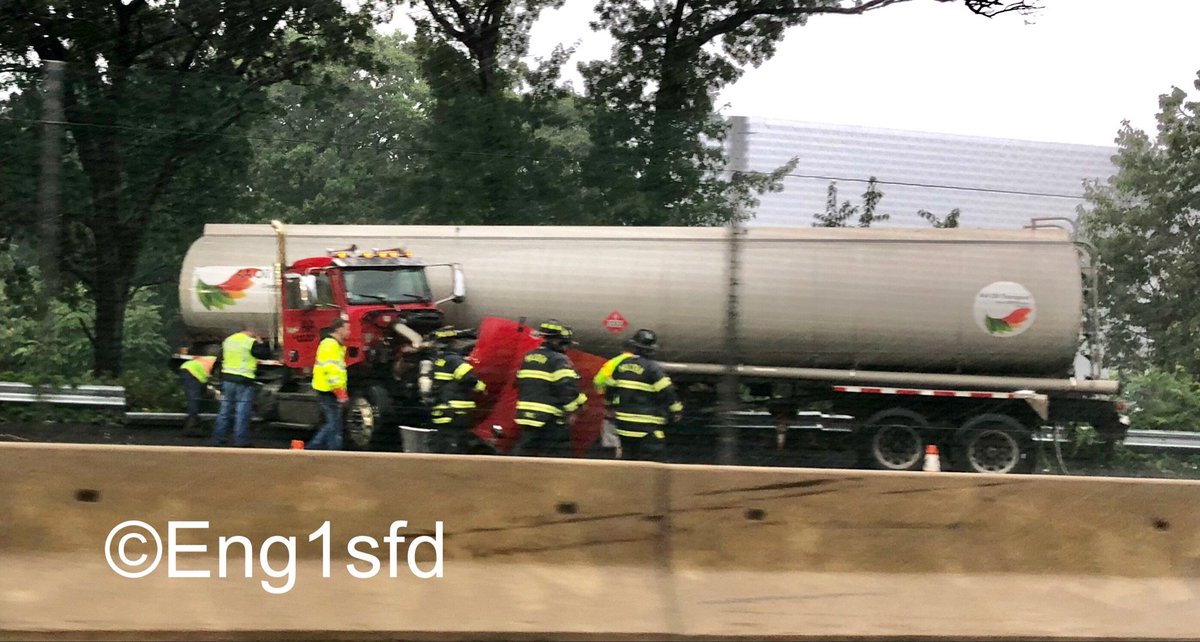 ENG1SFD's tweet photo. Malden MA, Tanker accident on Rt-1 south, tanker jacked knifed onto the Guardrail, no fire no leak from trailer tank, prolonged removal from guard rail. Rt -1 south remains closed. https://t.co/I1AmF55rZD