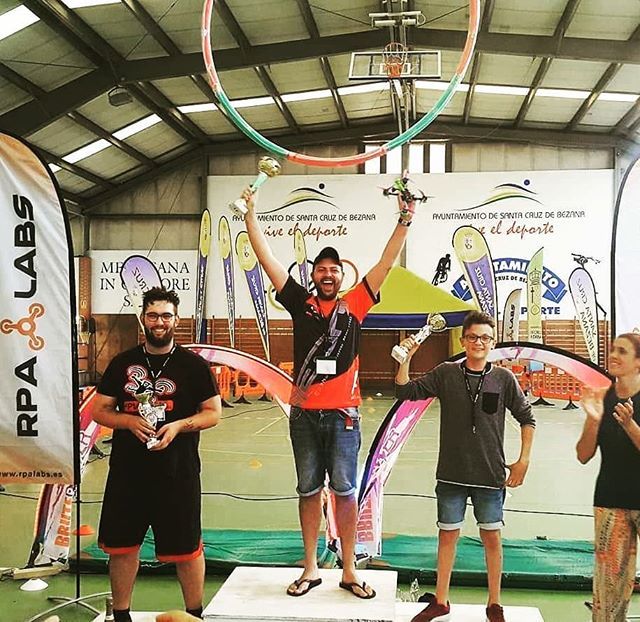 fpvmania's tweet photo. Enhorabuena @hosufpv por ese podium!!!! Disfrutar, participar y ganar! Esa es la actitud! #fpvmania #dronelife #racingdrone https://t.co/Pt0T2oOhhl https://t.co/GhvSigv2bw