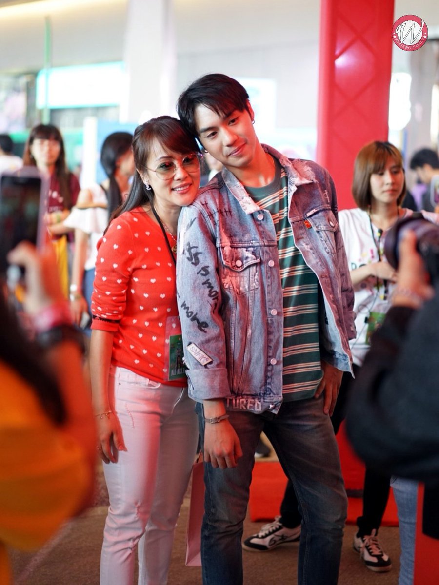 Happy Mother's Day. 👩💕
หม่าม๊าเป็นคุณแม่ที่น่ารักของไวท์และขอบคุณที่เป็นกันเองกับพวกเราแฟนคลับเสมอเลย รักหม่าม๊าครับ สุขสันต์วันแม่ด้วยนะครับทุกคน อย่าลืมบอกรักแม่นะ😘 #วันแม่แห่งชาติ #whitewo