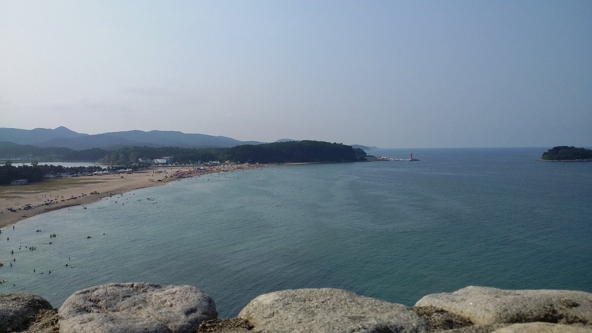 이 세상
살아간다는 것
날마다 아픈 마음 껴안고
매일 힘들고
상처입은 오늘이라
하지만
사랑하는 그대 있음에
미소를 지으며
오늘을 보낸다
낮은 산등성에서 불어오는
산 바람 맞으며
그대 바람 앞에 서니
추억에 물들었던 하루가
시원하게 다가와
그대를 맞이한다