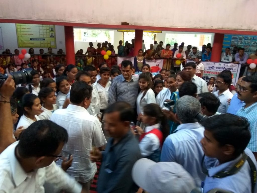 amitabhk87's tweet photo. Unbelievable self- confidence, enthusiasm, energy &amp; dynamism in the young girls studying st the Kasturba Gandhi Balika Vidyalaya, Mandu in Ramgarh district of Jharkhand. This is a unique model of tribal girls staying in residential govt schools which are efficiently managed.Gr8! https://t.co/VYUyOhKDFp