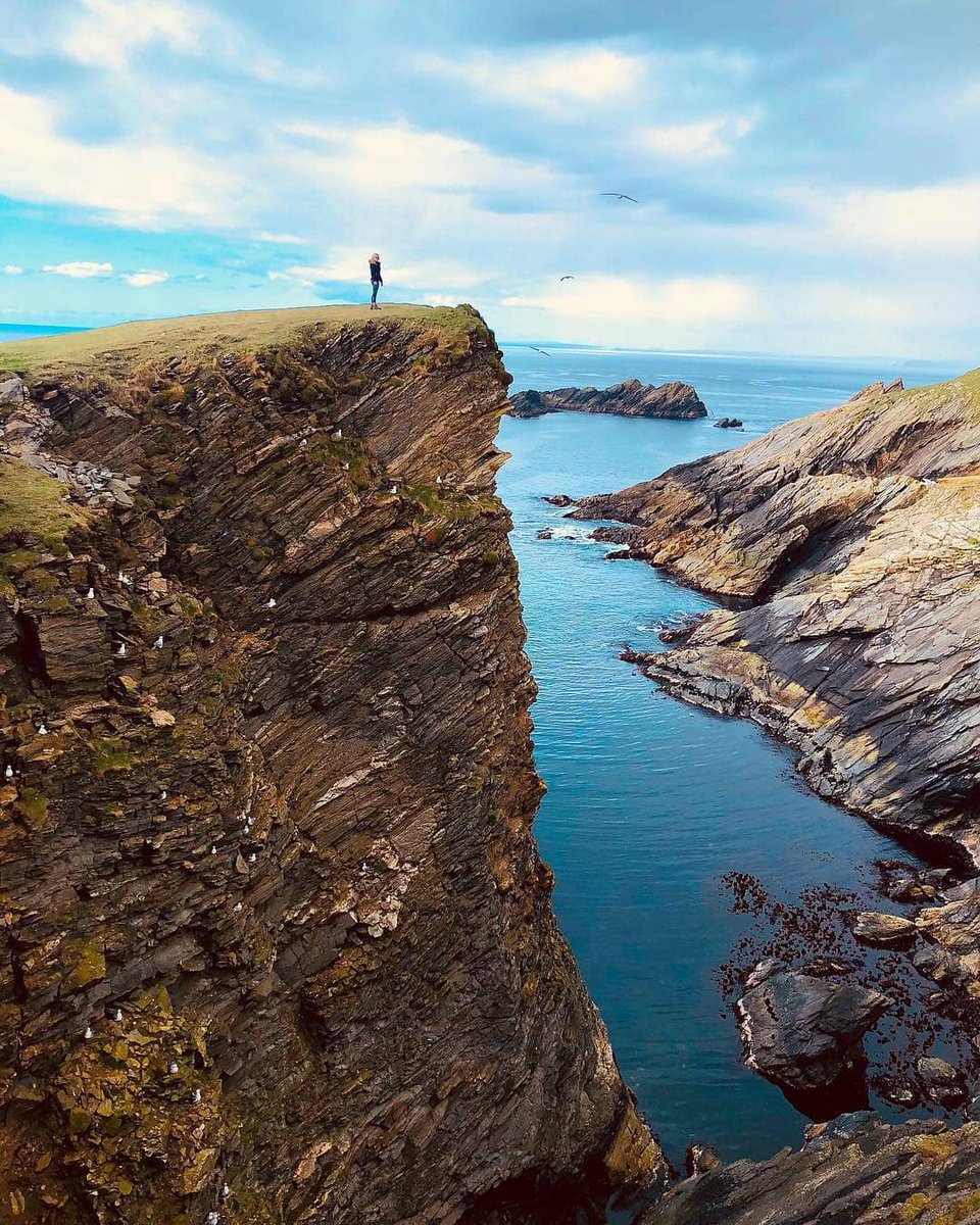 Wow... 👌😍 "I am not a fan of heights but it was worth it for the photo" 📍 St Ninian's Isles, #Shetland 📷 Instagram.com/laurenemcdonal… #ScotlandIsNow