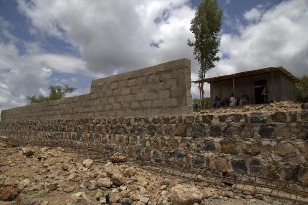 sk8likelion's tweet photo. Nuestros amigos de @caribu304 (Instagram) nos están ayudando enormemente en la construcción del skatepark en Konso, Etiopía. Ayúdanos tú también a seguir!! #Sk8likelion https://t.co/Eqn36aUP5U https://t.co/Z7JVEkfy7r