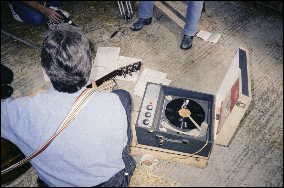 PaulMcCartney's tweet photo. We love vinyl! Have a happy Vinyl Record Day. https://t.co/PnqDzrhNox