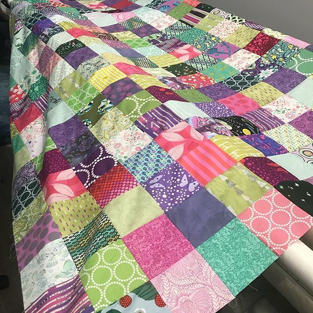 thequiltmachine's tweet photo. Oh my gotta love a simple quilt about time I used all those #msmidge #charmsquares can’t wait to quilt this tomorrow ❤️❤️ #quiltingismytherapy https://t.co/hk1W0C6HUO https://t.co/XS96NjBC5e