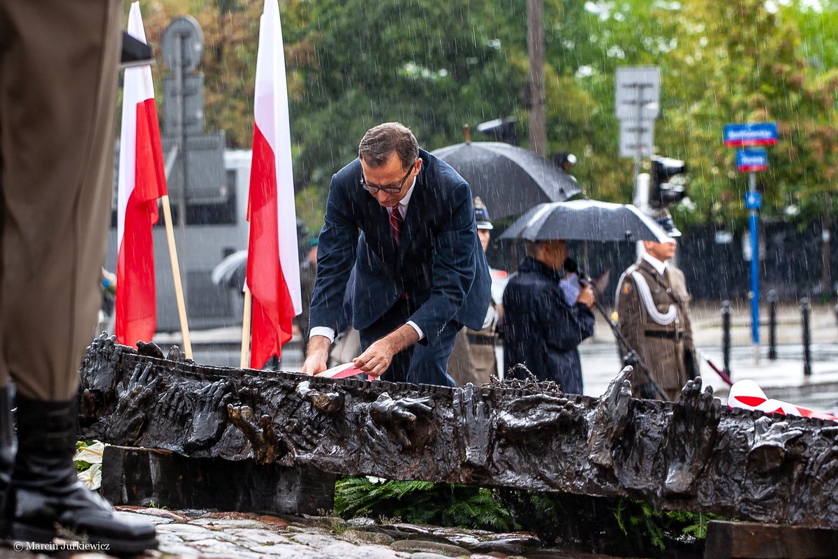 ipngovpl_eng's tweet photo. #IPN President Jarosław Szarek paid tribute to the victims of #Sovietgenocide at the monument to the Fallen and Murdered in the East. – At least 111 thousand of our compatriots were murdered only because they did not deny their Polishness – said #Szarek. #PolishOperationOfTheNKVD https://t.co/4COyhu49Aw