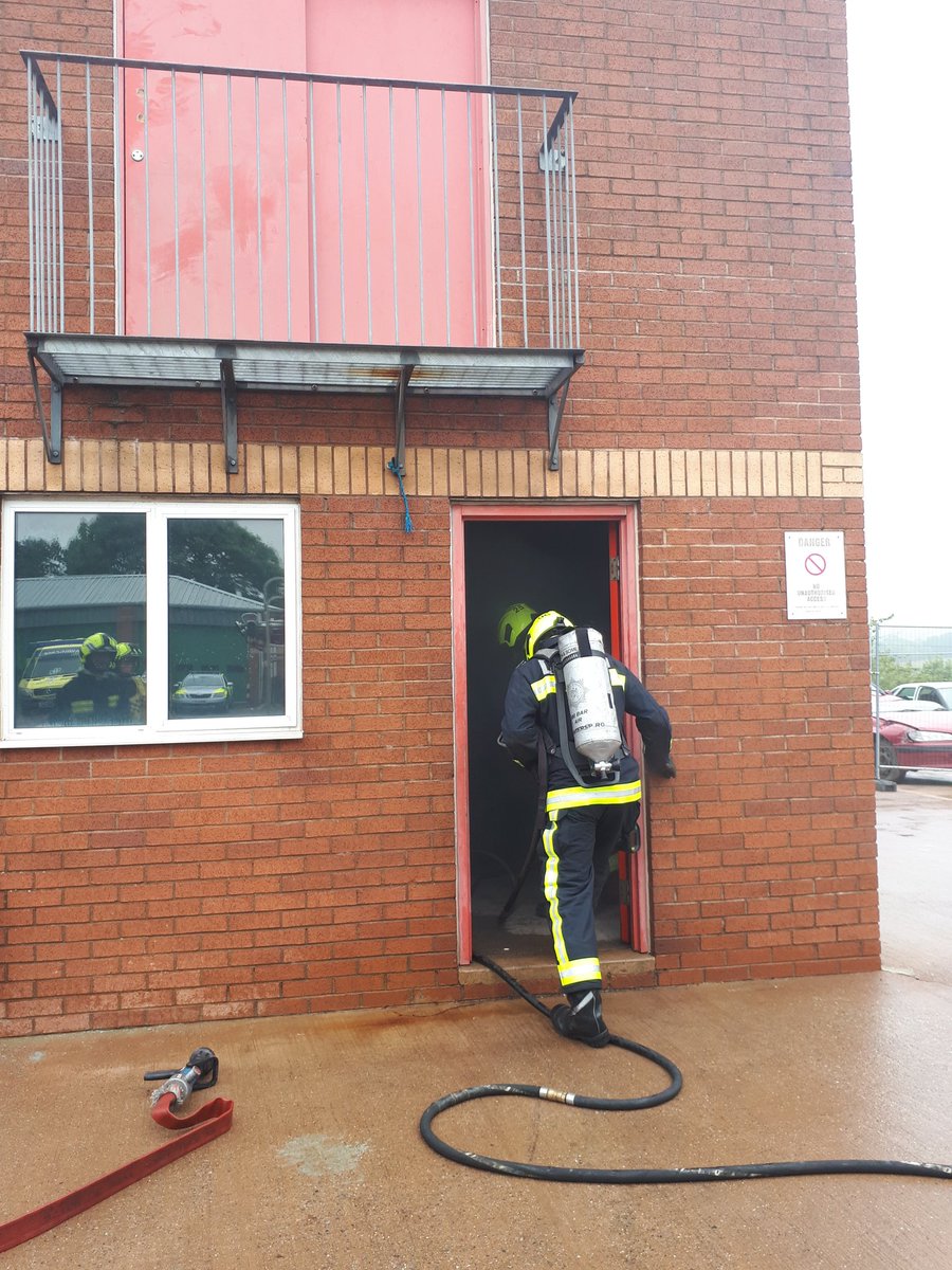 ChrisGi73652719's tweet photo. Red Watch #Exmouth training in breathing apparatus procedures this morning. #ABitSmokey #TrainTrainTrain #PersonsReportedExercise #BAShuffle #GetOutStayOutCallUsOut https://t.co/s4pf9dDB5X