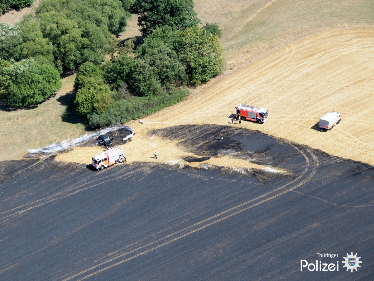 Polizei_Thuer's tweet photo. Durch den #Flächenbrand ist ein Fahrzeug ausgebrannt. Feuer ist gelöscht. Keine Verletzten.

Wir haben einen Traktor zum Umpflügen des Feldes angefordert, um die #Brandgefahr auf #Zeltplatz U zu bannen.

#SMSXXII #WeAreSMS #SaalburgBeach https://t.co/TfqBdN0c1u