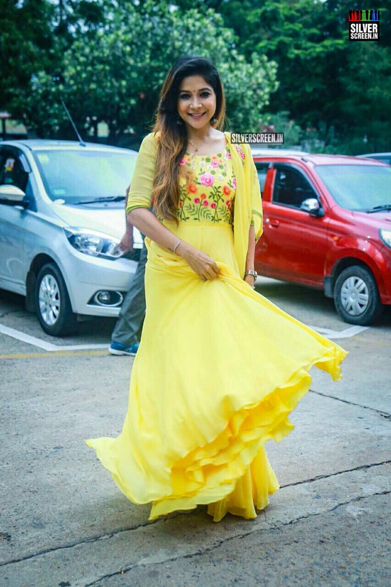 silverscreenin's tweet image. #LissyLakshmi and @ImSakshiAgarwal at the 21st #GollapudiSrinivasNational Award ceremony in Chennai.