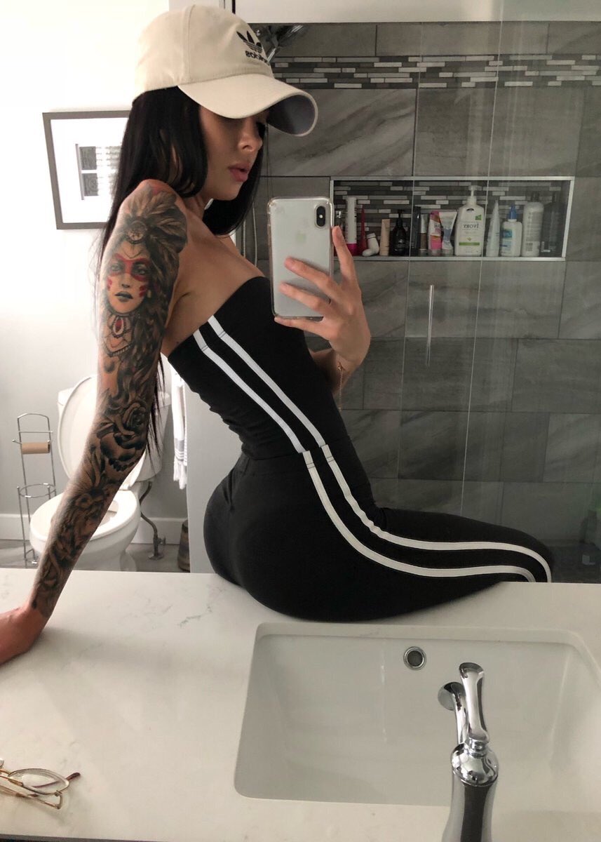 sophiaa57110789's tweet photo. Hey babies how do i look? Am i sexy 🤣🙈 Dm me or Follow me if you want to see more 🍑💦 https://t.co/4feim7J1Iq