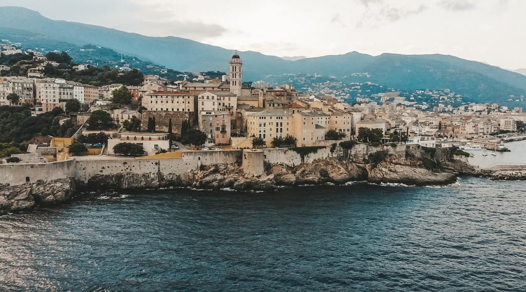 C o r s e ☀️
Entre ville et nature, pourquoi choisir quand l'île de beauté peut tout nous offrir ?
#Corse #Bastia