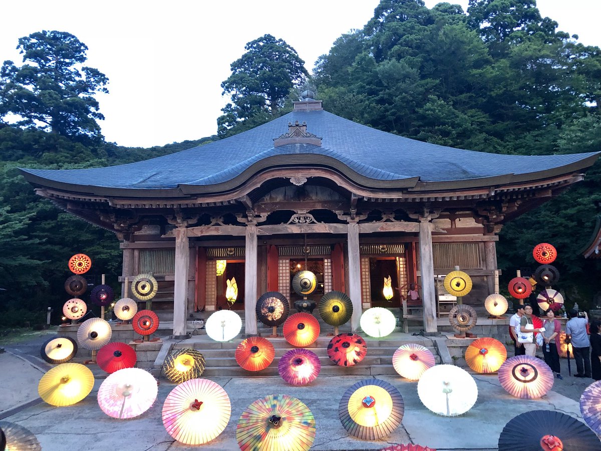 Hii_Chang_Kee's tweet photo. A little creativity can get heads turn and induce a long queue of tourists. Lantern fest at Mt Daisen, #tottori #japan #creativity #eatof #Tourism @visitjapan @tottori_shi @SarawakTravel @BESarawak @ybkarimsays https://t.co/44mE2f92W1