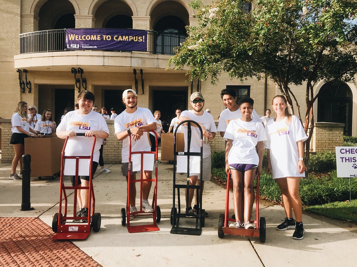 mollyann17's tweet photo. dolly crew is ready for YOU! #myLSUhome #DestinationLSU https://t.co/qj1jpyFj1Z